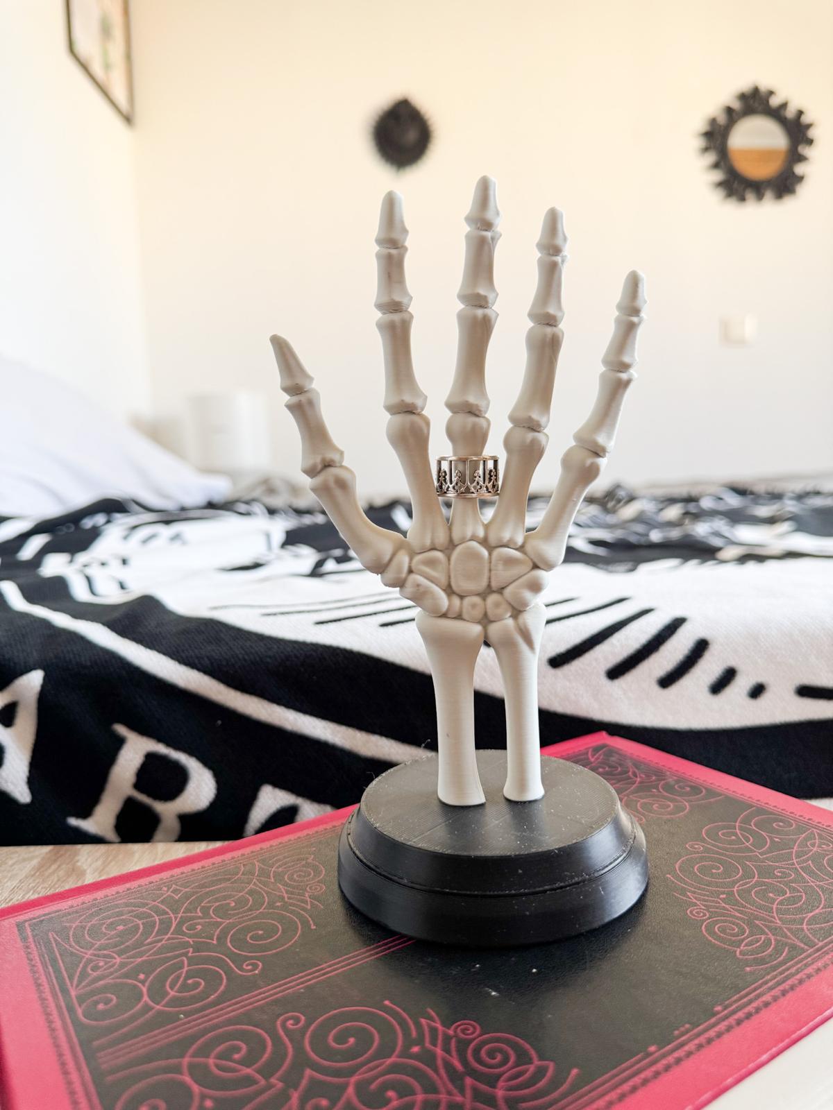 Skeleton Hand Ring Holder – Gothic Jewelry Stand for Rings and Dark Aesthetic Decor