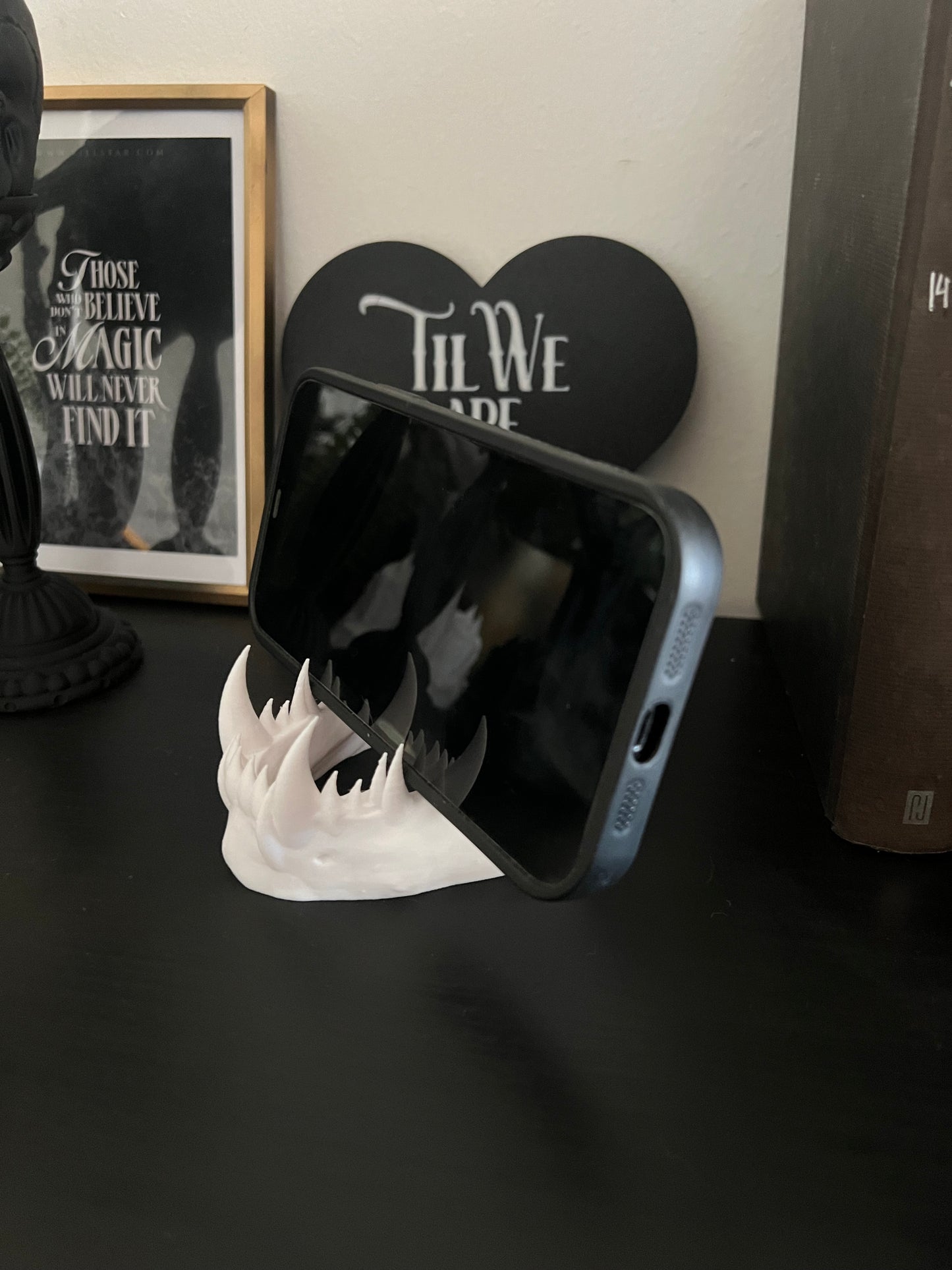 Fangs phone stand