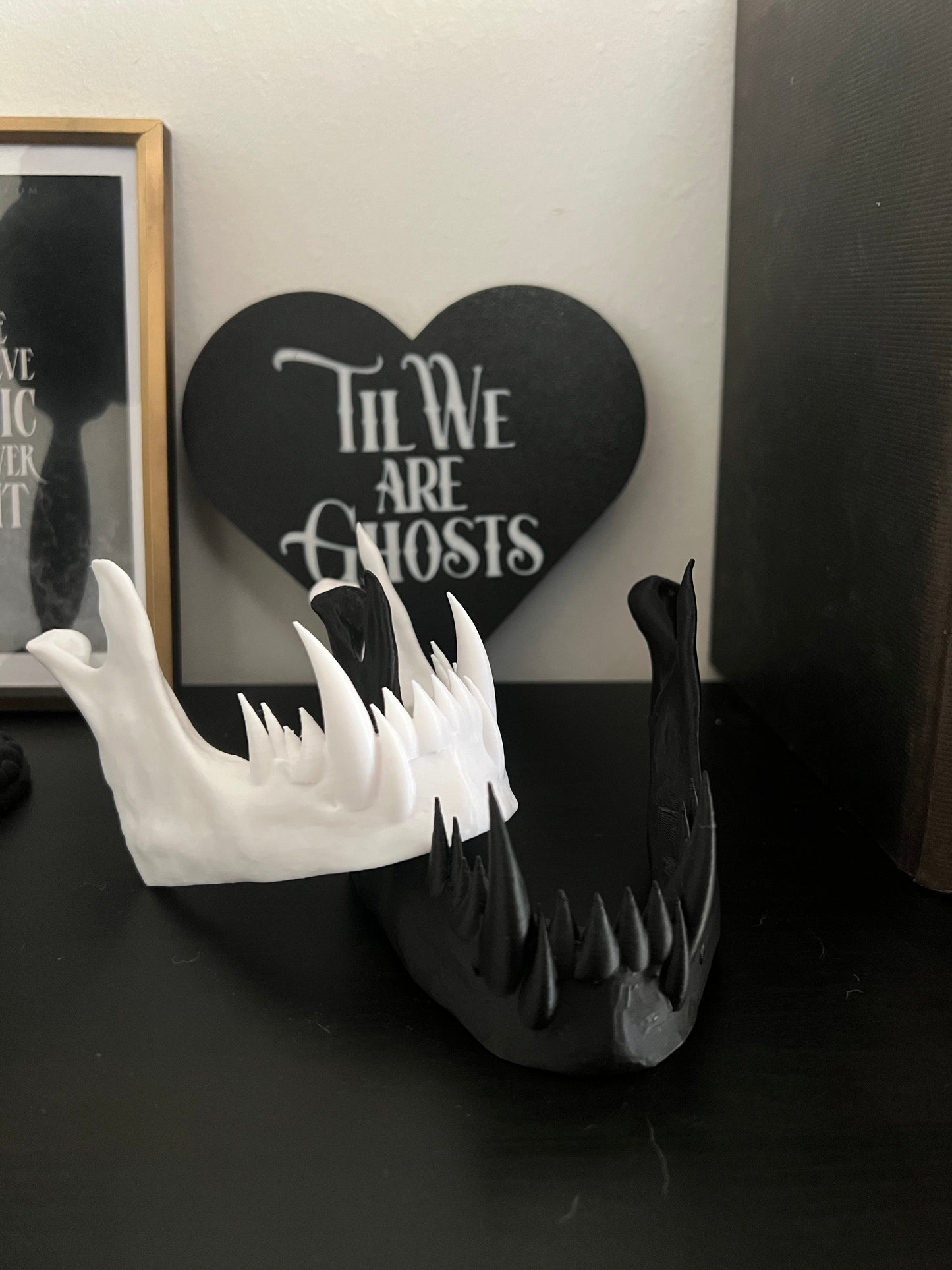 Fangs phone stand