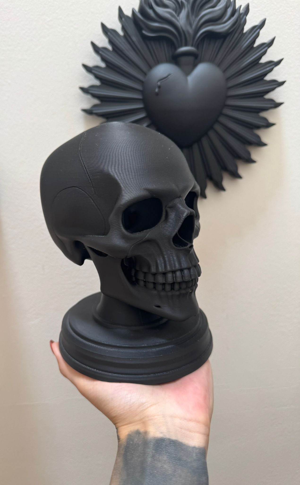 Anatomical Skull Sculpture – Gothic Human Skull Decor on Black Base for Dark Interiors and Curiosity Displays